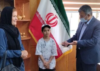  تجلیل فرماندار تالش از دانش‌آموز موفق جشنواره جابربن‌حیان