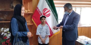  تجلیل فرماندار تالش از دانش‌آموز موفق جشنواره جابربن‌حیان