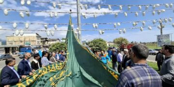 اهتزاز پرچم حرم سبز رضوی در میدان امام حسین (ع) تالش