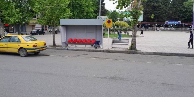 نصب ایستگاه تاکسی در میدان امام خمینی (ره) توسط شهرداری تالش