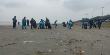 پاکسازی طرح ساحلی قروق توسط شهرداری تالش