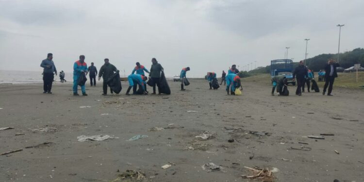 پاکسازی طرح ساحلی قروق توسط شهرداری تالش