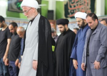 اقامه نماز ظهر عاشورا توسط دکتر یاسر اسلام‌دوست در مسجد امین‌السلطان غریبنده