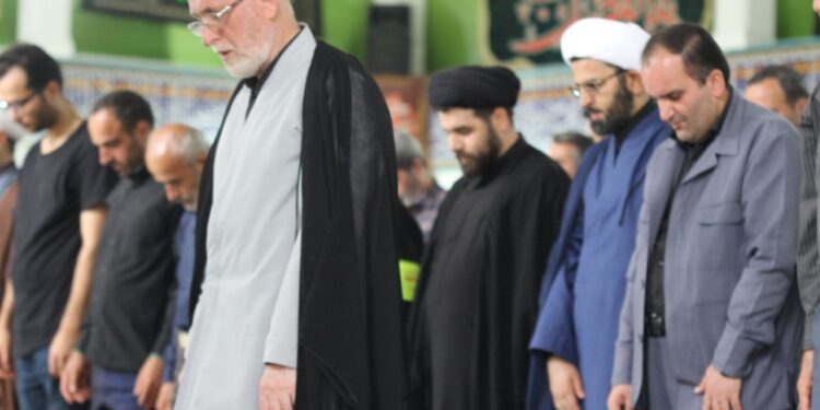 اقامه نماز ظهر عاشورا توسط دکتر یاسر اسلام‌دوست در مسجد امین‌السلطان غریبنده