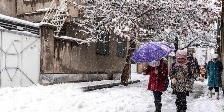 برف آموزش دانش آموزان برخی مدارس گیلان را غیرحضوری کرد